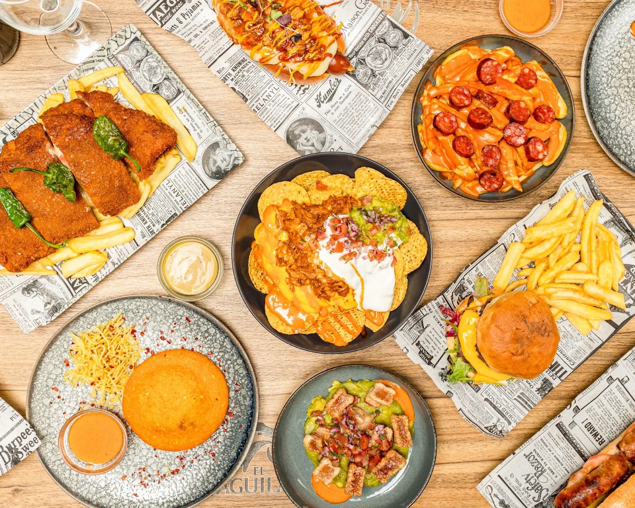 Mesa completa de AL LÍO!: cachopo, nachos, salchipapas, hamburguesa y raciones para compartir