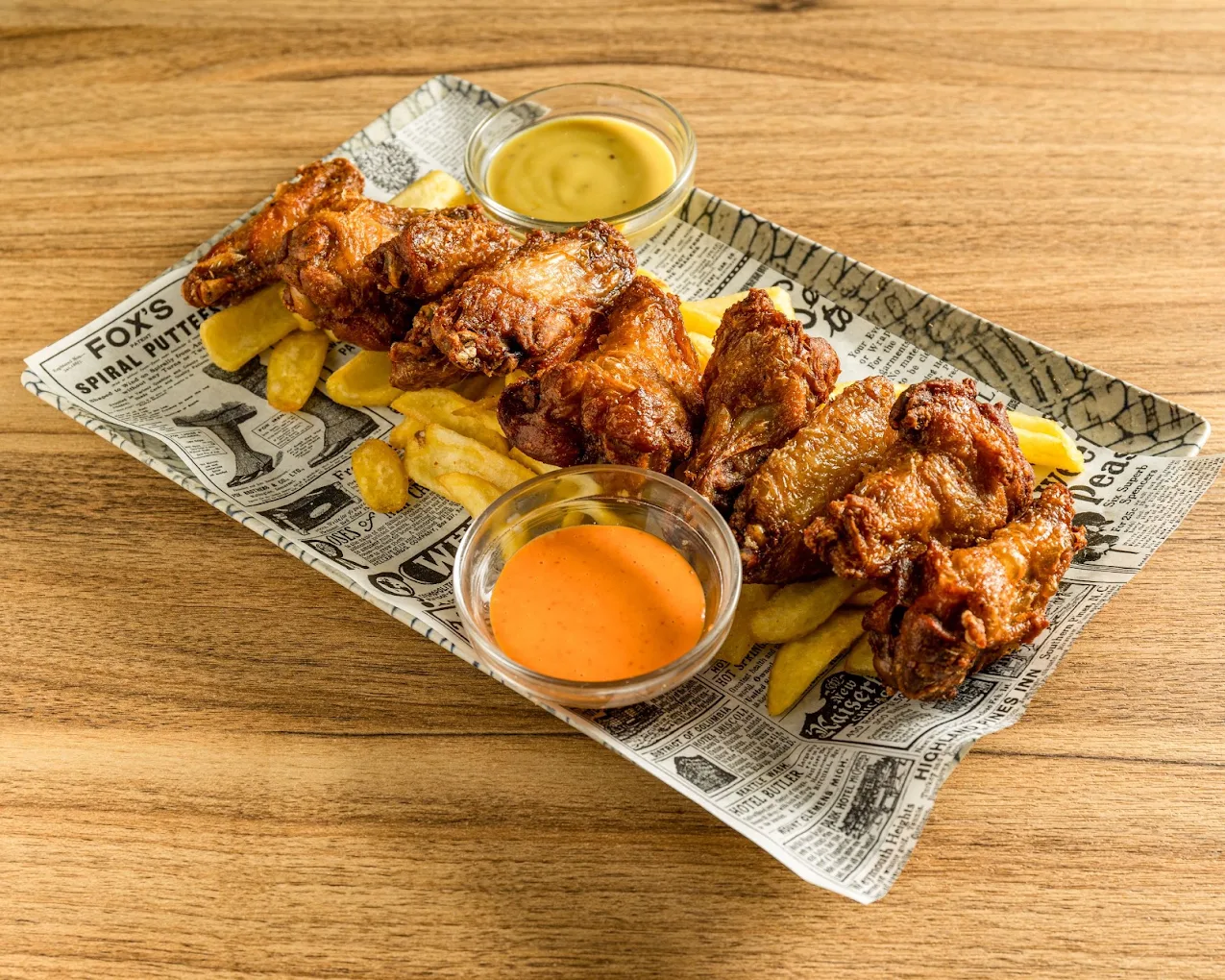 Alitas de pollo fritas con salsas de la casa