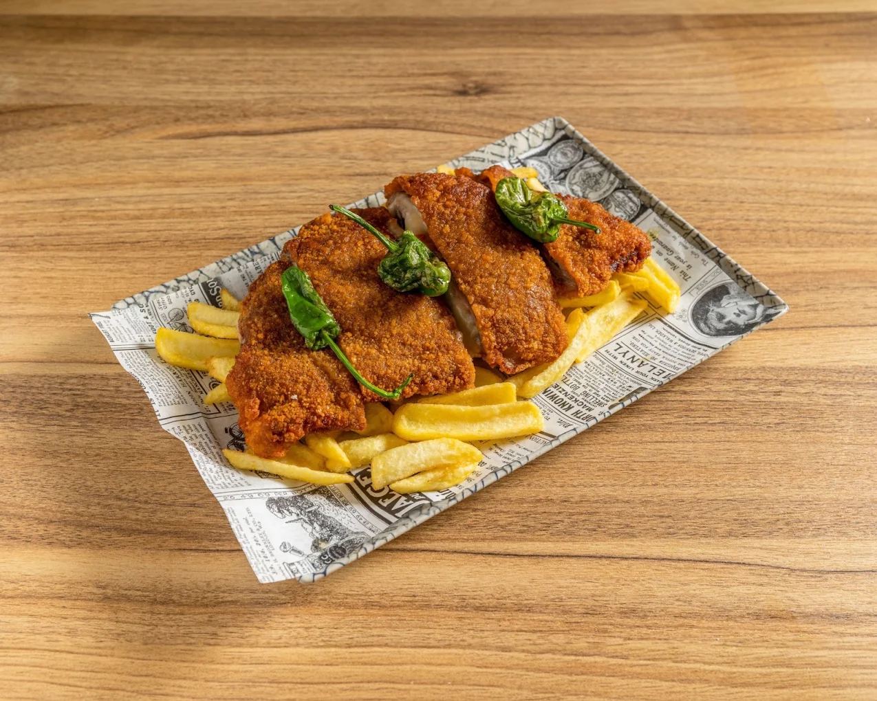 Cachopo de ternera recién frito con pimientos de padrón