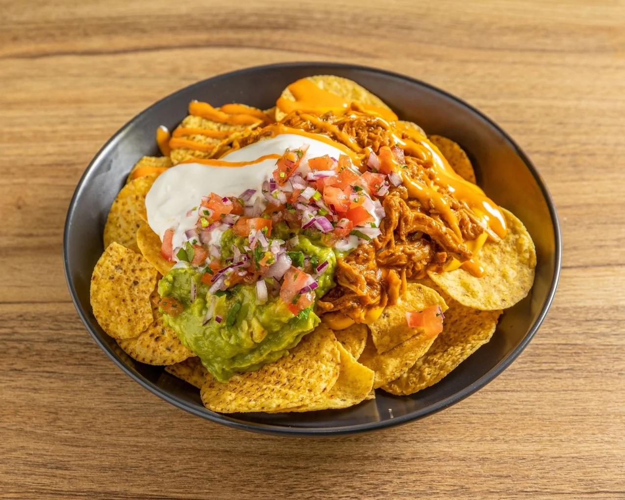 Nachos de la casa con guacamole, pico de gallo y crema agria