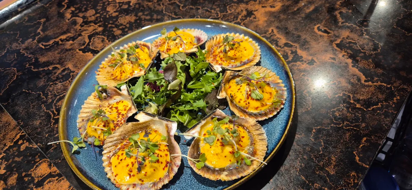 Zamburiñas con pico de gallo acevichado sobre plato azul