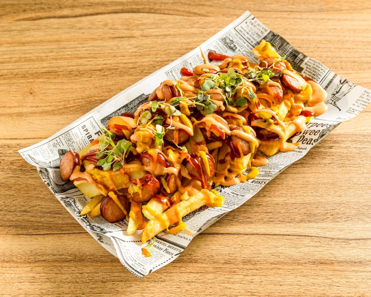 Salchipapas con salsas y brotes