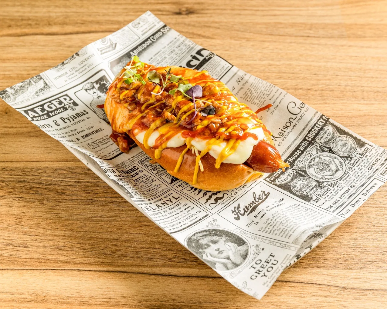 Perrito caliente estilo street food con mozzarella y chili