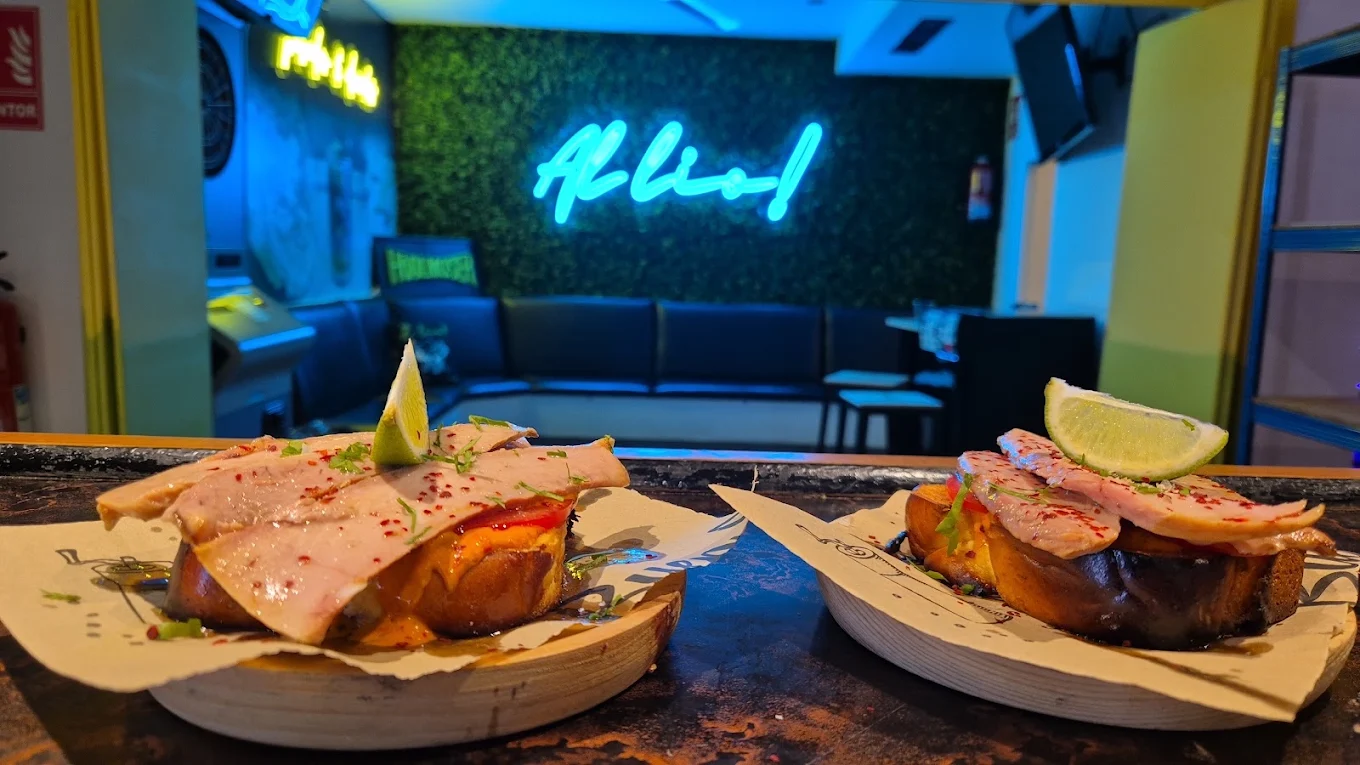 Tostas de brioche con ventresca ante el neón azul de AL LÍO!